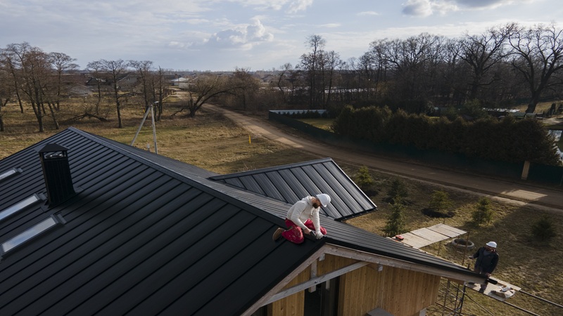 Metal Roofing vs Shingles: What Works Best in Raleigh Weather?